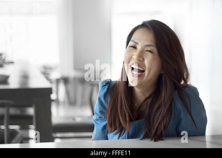 Asiatische Frauen schöne Frauen-Porträts, chinesisches Mädchen entspannen Lebensstil im café Stockfoto