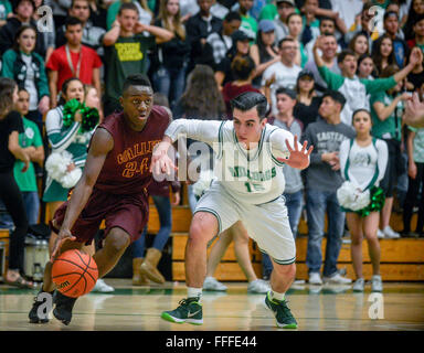 Albuquerque, New Mexico, USA. 12. Februar 2016. Die Journal.Valley Segun Oyeku(Cq), links, fährt auf den Reifen gegen Albuquerque hohe Allonzo Armijo(Cq), rechts, bei hohen Albuquerque Freitagabend. Albuquerque, New Mexico © Roberto E. Rosales/Albuquerque Journal/ZUMA Draht/Alamy Live-Nachrichten Stockfoto