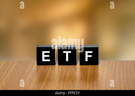 ETF oder Exchange gehandelten Fonds auf schwarzer Block mit unscharfen Hintergrund Stockfoto