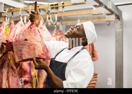 Porträt von Afro American Metzger Fleisch mit Übergabe Stockfoto