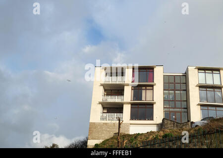 Cube-Wohnblock in Weston Super Mare hoch über dem Meer gebaut als Ultra modernen in 1960er Jahren Februar 2016 Stockfoto