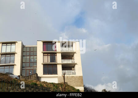 Cube-Wohnblock in Weston Super Mare hoch über dem Meer gebaut als Ultra modernen in 1960er Jahren Februar 2016 Stockfoto