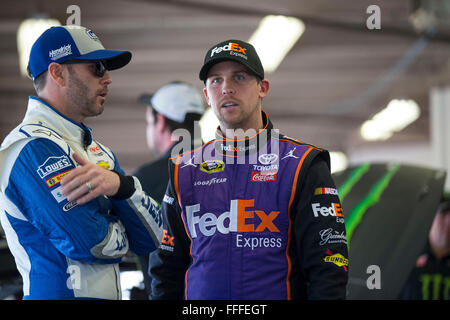 Daytona Beach, FL, USA. 12. Februar 2016. Daytona Beach, FL - 12. Februar 2016: Denny Hamlin (11) und Jimmie Johnson (48) sprechen in der Garage während des Trainings für den Sprint Unlimited auf dem Daytona International Speedway in Daytona Beach, FL. Credit: Csm/Alamy Live-Nachrichten Stockfoto