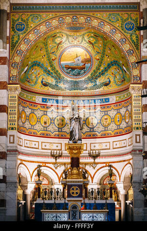 Marseille, Frankreich - 30. Juni 2015: Bemalte Wand und Altar in katholische Basilika Notre Dame De La Garde Kirche. Architekt H.J.Es Stockfoto