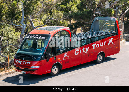 Marseille, Frankreich - 30. Juni 2015: Touristenbus auf Straße. City Tour ist eine offizielle touristische Busservice, der die Stadt zeigt. Stockfoto