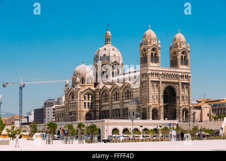Marseille, Frankreich - 30. Juni 2015: Kathedrale De La Major - Kirche und Wahrzeichen in Marseille, Frankreich. Sonnigen Sommertag mit blau Stockfoto