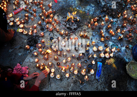 Kathmandu, Nepal. 13. Februar 2016. Ein Anhänger mit Butterlampe in den Räumlichkeiten der Idol-Göttin Saraswati während einer Vasant Panchami oder Shree Panchami Festival in Kathmandu, Nepal © Narayan Maharjan/Pacific Press/Alamy Live News Stockfoto