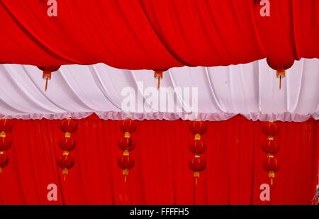 Rote und weiße Zelt hängen mit roten Laternen schmücken die Rezeption einer traditionellen chinesischen Hochzeit Stockfoto