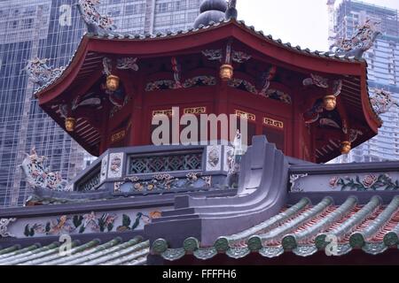 Singapur: Klassische chinesische Pagode mit einem Hintergrund der modernen Bürogebäuden in Singapur Stockfoto