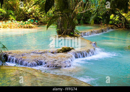 Wasser fließt über die Terrassen zur Kuang Si Wasserfälle, Laos Stockfoto