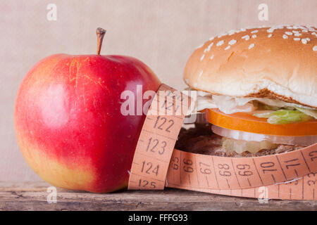 Hamburger und Apfel mit m-Diät-Konzept Stockfoto