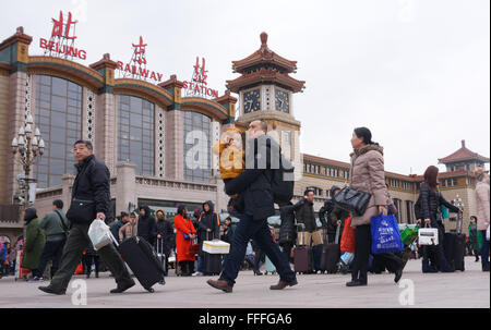 Peking, China. 13. Februar 2016. Passagiere Fuß außerhalb der Beijing Railway Station in Peking, China, 13. Februar 2016. Als bundesweite Frühlingsfest Urlaub zu Ende geht, steigt die Zahl der Fahrgäste in den Bahnhöfen als Menschen strömen zurück zu Städten, wo sie arbeiten. Bildnachweis: Li Xin/Xinhua/Alamy Live-Nachrichten Stockfoto