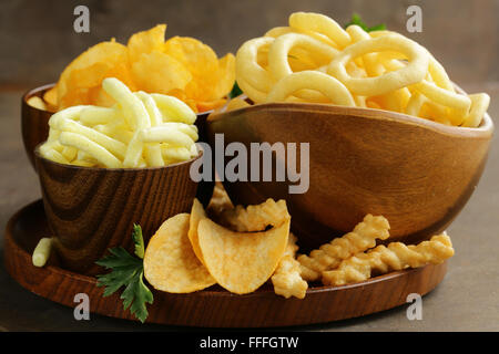 Verschiedene verschiedene Arten von Chips - Zwiebelringe, Sticks und Wohnung Stockfoto