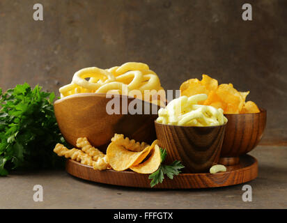 Verschiedene verschiedene Arten von Chips - Zwiebelringe, Sticks und Wohnung Stockfoto