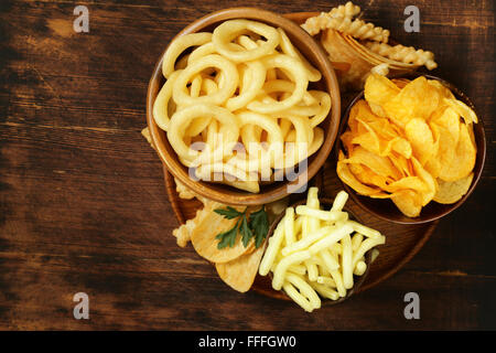 Verschiedene verschiedene Arten von Chips - Zwiebelringe, Sticks und Wohnung Stockfoto