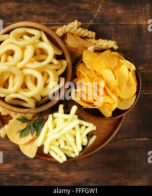 Verschiedene verschiedene Arten von Chips - Zwiebelringe, Sticks und Wohnung Stockfoto