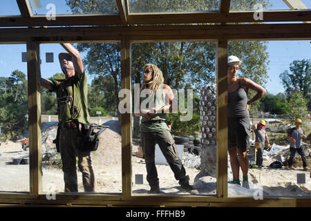 (160213)--MONTEVIDEO, 13. Februar 2016 (Xinhua)--Freiwillige Arbeit in den Bau der ersten selbsttragenden Schule in Lateinamerika, in Jaureguiberry, 80 km von Montevideo, Hauptstadt von Uruguay, am 12. Februar 2016. Laut Lokalpresse wird Michael Reynolds, Schöpfer des Unternehmens "Earthship Biotecture", der Hersteller der ersten öffentlichen Schule von hundert Prozent autark in Lateinamerika, autark in der Erzeugung von Strom, Heizung und Wasser sein. Das innovative Gebäude verfügt über 270 Quadratmeter und kombiniert traditionelle Elemente der Gebäudesysteme als Vermischung mit stillgelegten Stockfoto