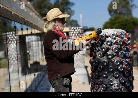 (160213)--MONTEVIDEO, 13. Februar 2016 (Xinhua)--US-Architekt Michael Reynolds in den Bau der ersten selbsttragenden Schule in Lateinamerika, in Jaureguiberry, 80 km von Montevideo, der Hauptstadt von Uruguay, am 12. Februar 2016 arbeitet. Laut Lokalpresse wird Michael Reynolds, Schöpfer des Unternehmens "Earthship Biotecture", der Hersteller der ersten öffentlichen Schule von hundert Prozent autark in Lateinamerika, autark in der Erzeugung von Strom, Heizung und Wasser sein. Das innovative Gebäude verfügt über 270 Quadratmeter und kombiniert traditionelle Elemente der Gebäudetechnik eine Stockfoto