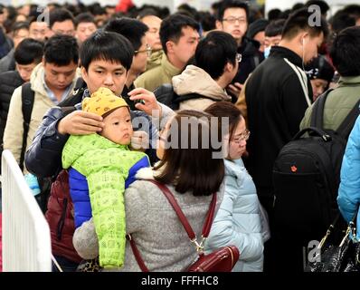 Peking, China. 13. Februar 2016. Passagiere kommen bei der Beijing West Railway Station in Peking, China, 13. Februar 2016. Als bundesweite Frühlingsfest Urlaub zu Ende geht, steigt die Zahl der Fahrgäste in den Bahnhöfen als Menschen strömen zurück zu Städten, wo sie arbeiten. Bildnachweis: Zhang Chenlin/Xinhua/Alamy Live-Nachrichten Stockfoto