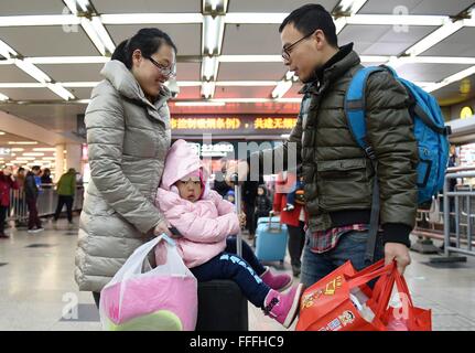 Peking, China. 13. Februar 2016. Passagiere kommen bei der Beijing West Railway Station in Peking, China, 13. Februar 2016. Als bundesweite Frühlingsfest Urlaub zu Ende geht, steigt die Zahl der Fahrgäste in den Bahnhöfen als Menschen strömen zurück zu Städten, wo sie arbeiten. Bildnachweis: Zhang Chenlin/Xinhua/Alamy Live-Nachrichten Stockfoto