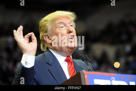 Tampa, Florida, USA. 12. Februar 2016. Republikanische Präsidentschaftskandidat Donald Trump spricht auf einer Kundgebung der Kampagne an der University of South Florida Sun Dome in Tampa, Florida am 12. Februar 2016. Bildnachweis: Paul Hennessy/Alamy Live-Nachrichten Stockfoto