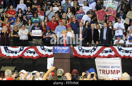 Tampa, Florida, USA. 12. Februar 2016. Republikanische Präsidentschaftskandidat Donald Trump spricht auf einer Kundgebung der Kampagne an der University of South Florida Sun Dome in Tampa, Florida am 12. Februar 2016. Bildnachweis: Paul Hennessy/Alamy Live-Nachrichten Stockfoto