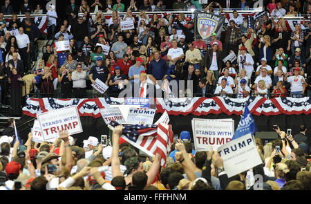 Tampa, Florida, USA. 12. Februar 2016. Republikanische Präsidentschaftskandidat Donald Trump spricht auf einer Kundgebung der Kampagne an der University of South Florida Sun Dome in Tampa, Florida am 12. Februar 2016. Bildnachweis: Paul Hennessy/Alamy Live-Nachrichten Stockfoto