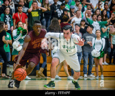 Albuquerque, New Mexico, USA. 12. Februar 2016. Die Journal.Valley Segun Oyeku(Cq), links, fährt auf den Reifen gegen Albuquerque hohe Allonzo Armijo(Cq), rechts, bei hohen Albuquerque Freitagabend. Albuquerque, New Mexico © Roberto E. Rosales/Albuquerque Journal/ZUMA Draht/Alamy Live-Nachrichten Stockfoto