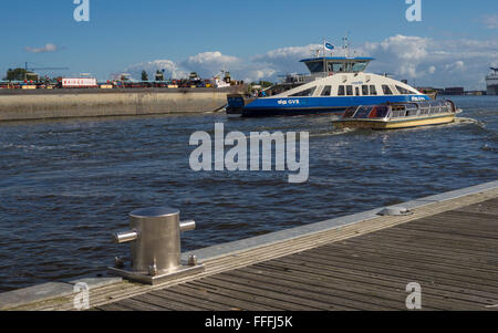 Fähre und Schiff im Hafen von Amsterdam Stockfoto