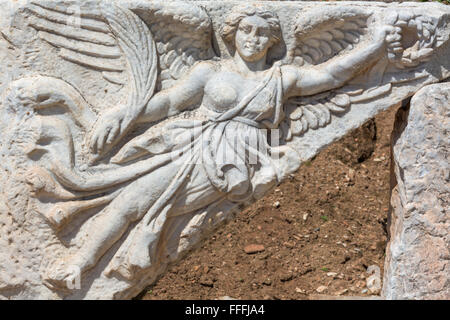 Stein Schnitzen der Göttin Nike, Ruinen des antiken Ephesus, Selcuk, Provinz Izmir, Türkei Stockfoto