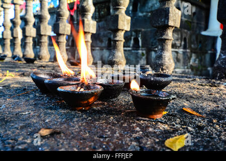 Traditionelle Tonlampen beleuchtet im buddhistischen Tempel In Sri Lanka Stockfoto