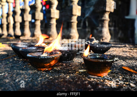 Traditionelle Tonlampen beleuchtet im buddhistischen Tempel In Sri Lanka Stockfoto