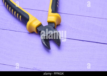 Werkzeuge für die Elektroinstallation auf Holzbrett Stockfoto