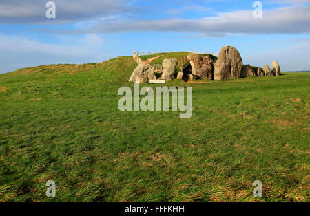 Sarsen Steinen am Eingang West Kennet neolithischen Dolmen, Wiltshire, England, UK Stockfoto