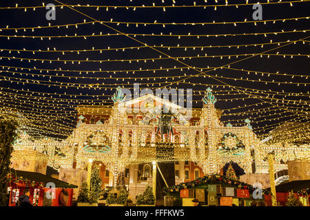 Twerskaja-Straße, Dekoration und Beleuchtung für Weihnachten und Neujahr Urlaub in der Nacht, Moskau, Russland Stockfoto