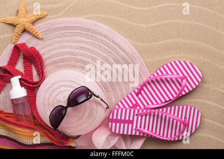 Accessoires für den Strand, die liegen am Sandstrand, mit Platz für Ihren text Stockfoto