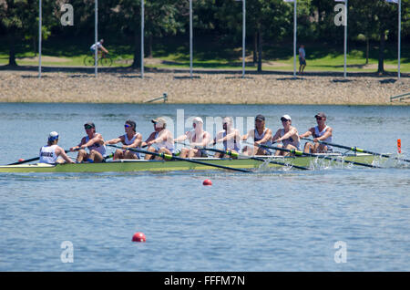 Sydney, Australien - 13. Februar 2016: Tag 2 der New South Wales Meisterschaften im Sydney International Regatta Centre Rudern.  Abgebildet ist eine acht Crew aus der Melbourne University Boat Club. Bildnachweis: Mjmediabox/Alamy Live-Nachrichten Stockfoto