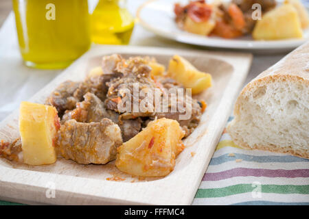 Rindsgulasch mit Kartoffeln und Karotten Stockfoto