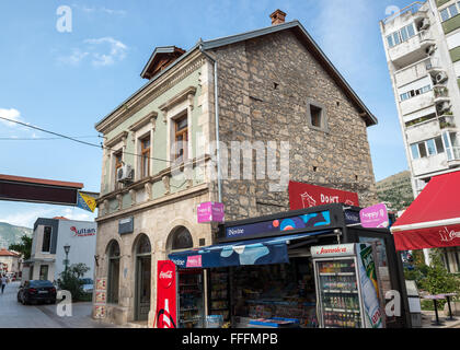 Kiosk am Brace Fejica Fußgängerzone in der Stadt Mostar, Bosnien und Herzegowina Stockfoto