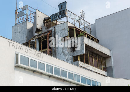 Krieg-Narben auf Gebäude Brace Fejica Fußgängerzone in der Stadt Mostar, Bosnien und Herzegowina Stockfoto