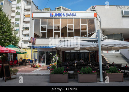 Union Banka Gebäude und Metropolitan Cafeteria am Brace Fejica Fußgängerzone in der Stadt Mostar, Bosnien und Herzegowina Stockfoto