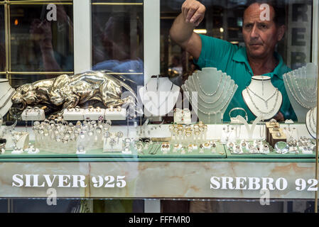 Juwelier-Geschäft in Klammer Fejica Fußgängerzone in der Stadt Mostar, Bosnien und Herzegowina Stockfoto