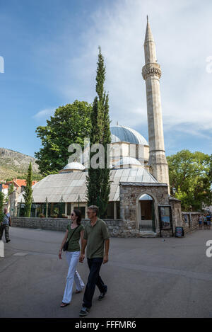 Karagöz Bey Moschee (Karađozbegova Dzamija) in Klammer Fejica Fußgängerzone in der Stadt Mostar, Bosnien und Herzegowina Stockfoto