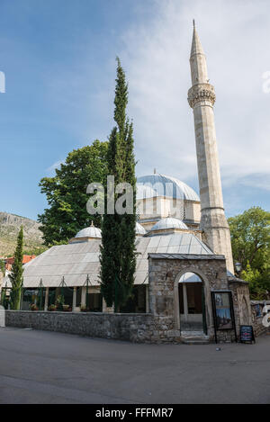 Karagöz Bey Moschee (Karađozbegova Dzamija) in Klammer Fejica Fußgängerzone in der Stadt Mostar, Bosnien und Herzegowina Stockfoto