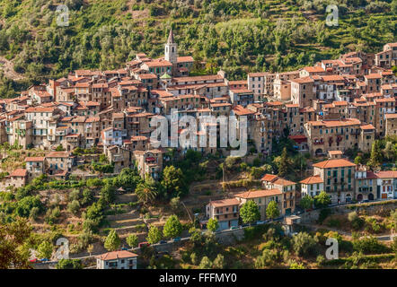 Bergdorf Apricale in den ligurischen Alpen, Ligurien, Nordwestitalien Stockfoto