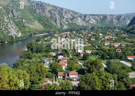 Neretva und Häuser in Pocitelj Dorf, Bosnien und Herzegowina. Blick von Pocitelj mittelalterliche Burg Stockfoto