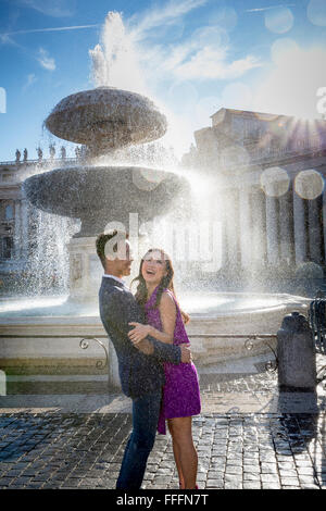 Paar am Piazza San Pietro mit Brunnen. Stockfoto