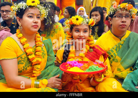 Dhaka, Bangladesch. 13. Februar 2016. Bangladeshi Leute feiern den Pahela Falgun (der erste Tag des Frühlings) in Dhaka, Bangladesch, 13. Februar 2016. Bangladeshi Leute feiern den Tag die Saison Frühling begrüßen zu dürfen. Bildnachweis: Shariful Islam/Xinhua/Alamy Live-Nachrichten Stockfoto