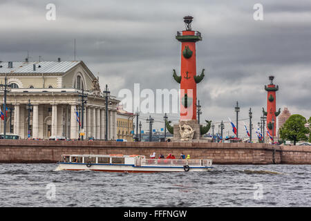 Alt Sankt Petersburg Börse Rostral Spalten "und" Sankt Petersburg, Russland Stockfoto