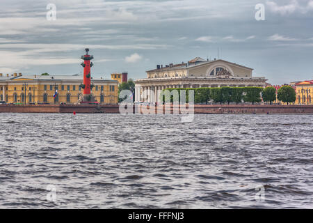 Alt Sankt Petersburg Börse Rostral Spalten "und" Sankt Petersburg, Russland Stockfoto